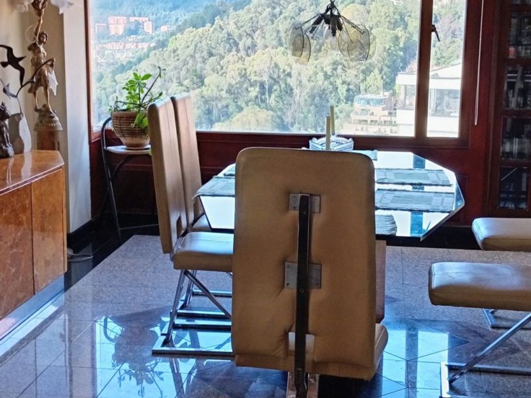 Apartamento de 3 alcobas en venta en El Refugio, Bogotá, 208 m² · foto 13 de 19