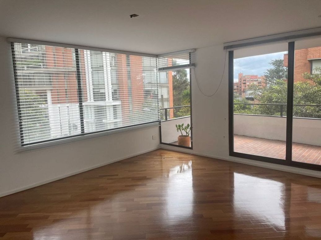 Apartamento de 3 alcobas en venta en Los Rosales, Bogotá, 243 m² · foto 3 de 19