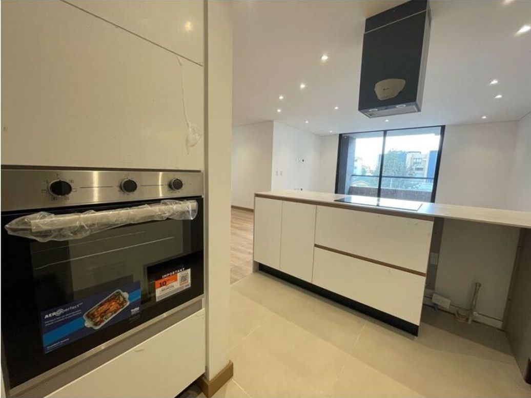 Apartamento de 3 alcobas en venta en Santa Barbara Occidental, Bogotá, 127 m² · foto 3 de 20