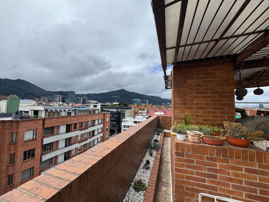 Apartamento de 3 alcobas en venta en Santa Barbara Central, Bogotá, 239 m² · foto 4 de 9