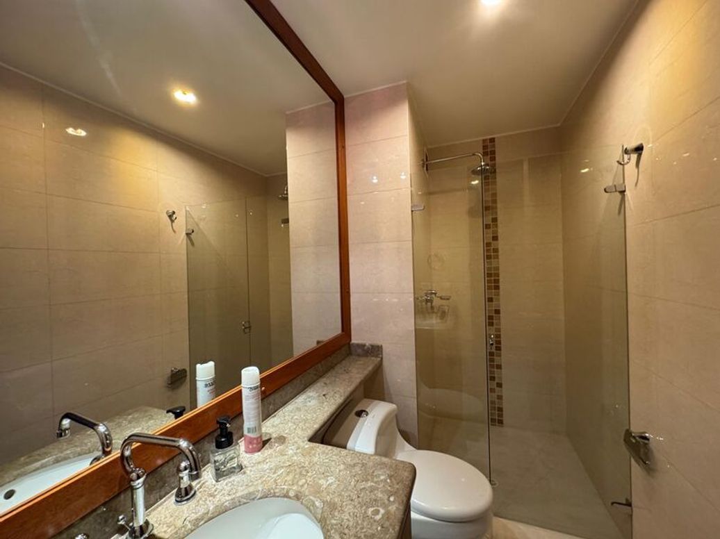 Apartamento de 3 alcobas en venta en Santa Barbara Central, Bogotá, 239 m² · foto 7 de 9