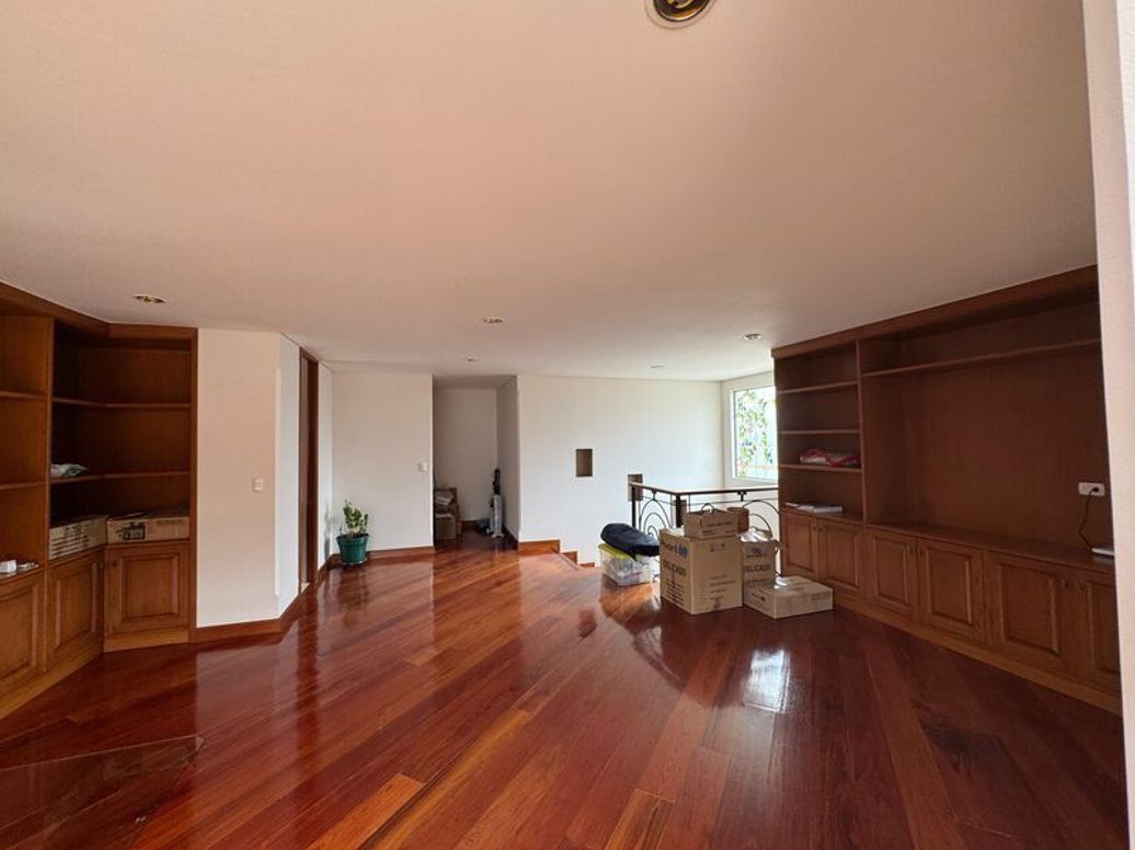 Apartamento de 3 alcobas en venta en Santa Barbara Central, Bogotá, 239 m² · foto 2 de 9
