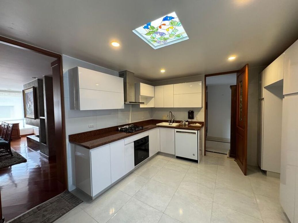Apartamento de 3 alcobas en venta en Santa Barbara Central, Bogotá, 239 m² · foto 8 de 9