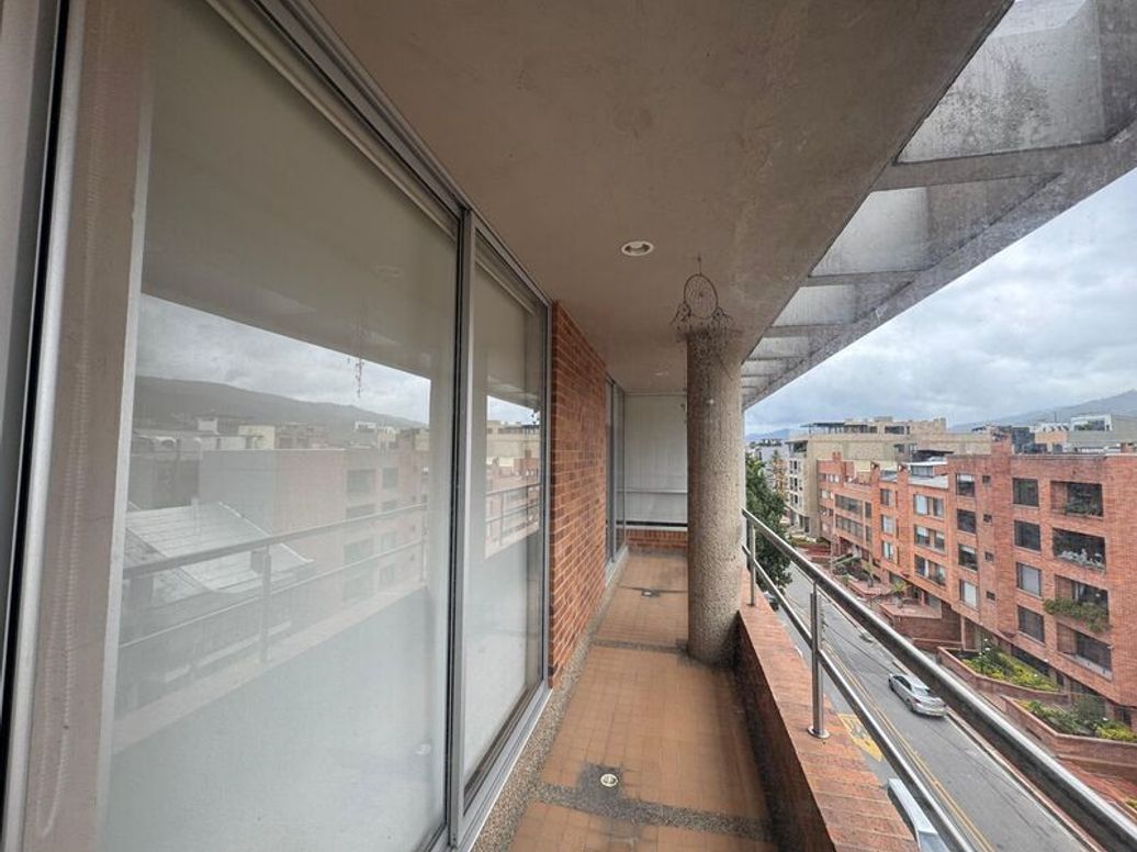 Apartamento de 3 alcobas en venta en Santa Barbara Central, Bogotá, 239 m² · foto 3 de 9