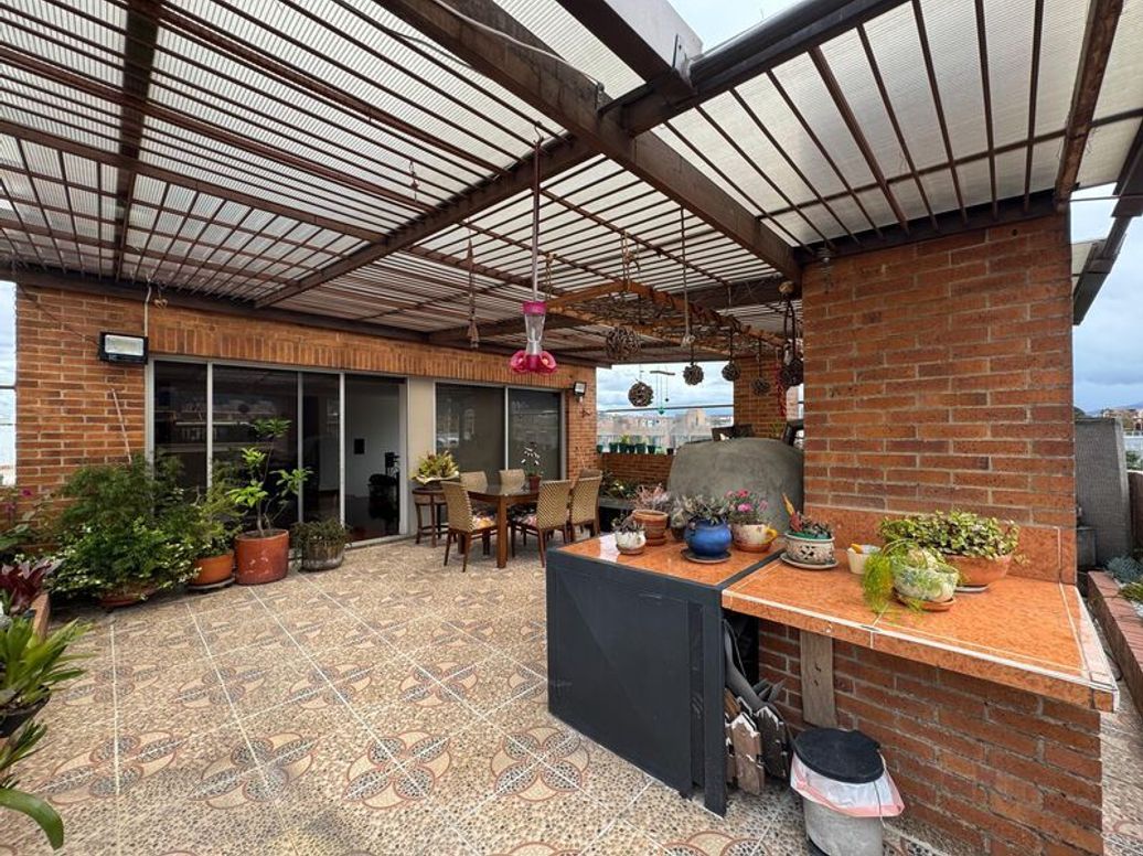 Apartamento de 3 alcobas en venta en Santa Barbara Central, Bogotá, 239 m² · foto 5 de 9