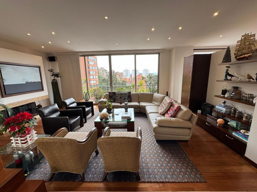 Apartamento de 3 alcobas en arriendo en El Refugio, Bogotá, 360 m² · foto 2 de 20