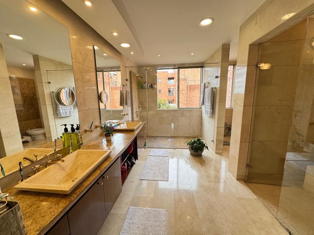Apartamento de 3 alcobas en arriendo en El Refugio, Bogotá, 360 m² · foto 17 de 20