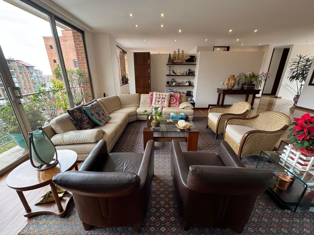 Apartamento de 3 alcobas en arriendo en El Refugio, Bogotá, 360 m² · foto 3 de 20