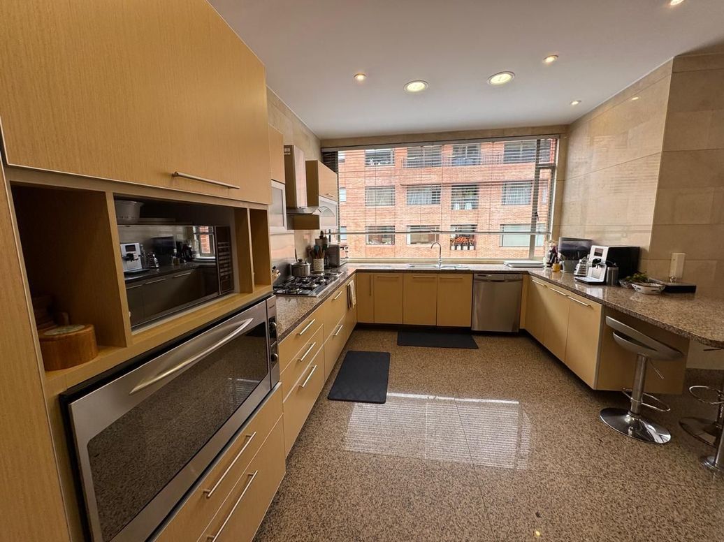 Apartamento de 3 alcobas en arriendo en El Refugio, Bogotá, 360 m² · foto 10 de 20