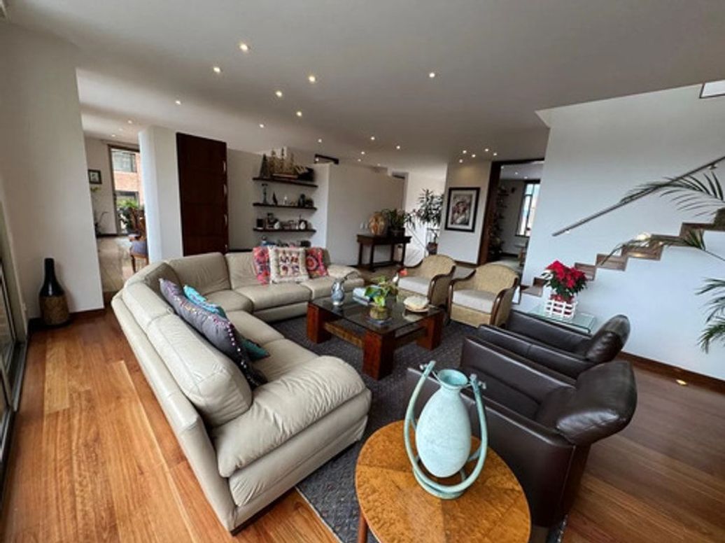 Apartamento de 3 alcobas en venta en El Refugio, Bogotá, 360 m² · foto 3 de 12