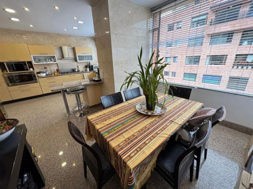 Apartamento de 3 alcobas en venta en El Refugio, Bogotá, 360 m² · foto 9 de 12