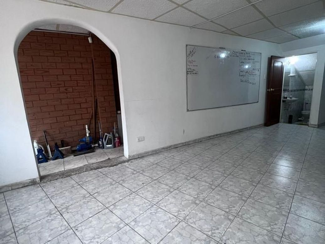 Casa de 3 alcobas en venta en Jorge Eliécer Gaitán, Bogotá, 586 m² · foto 2 de 12