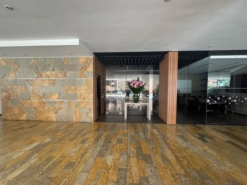 Apartamento de 2 alcobas en venta en Santa Barbara, Bogotá, 70 m² · foto 2 de 6