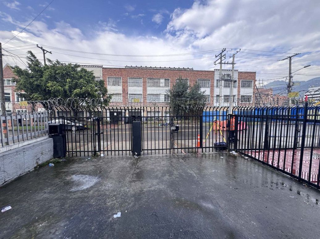 Casa de 5 alcobas en venta en San Felipe, Bogotá, 390 m² · foto 2 de 20