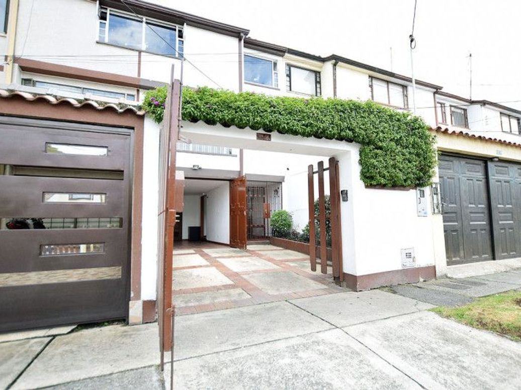 Casa de 4 alcobas en venta en Villa Magdala, Bogotá, 220 m² · foto 2 de 20