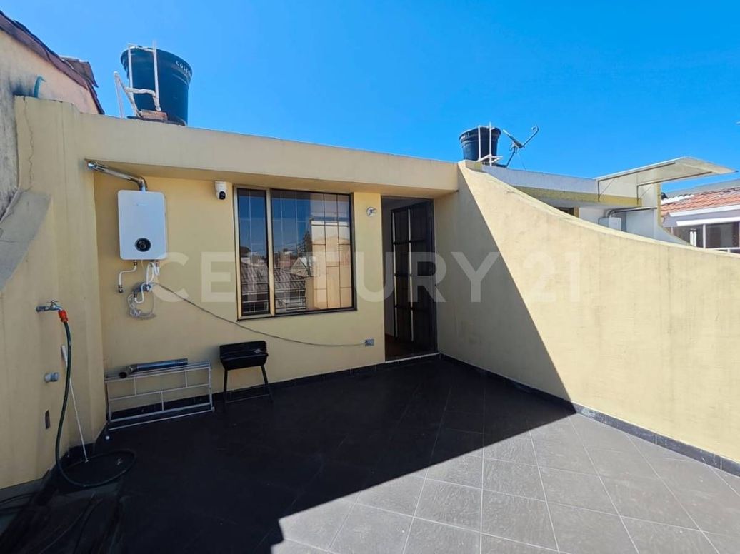Casa de 5 alcobas en venta en La Campiña, Bogotá, 216 m² · foto 2 de 17