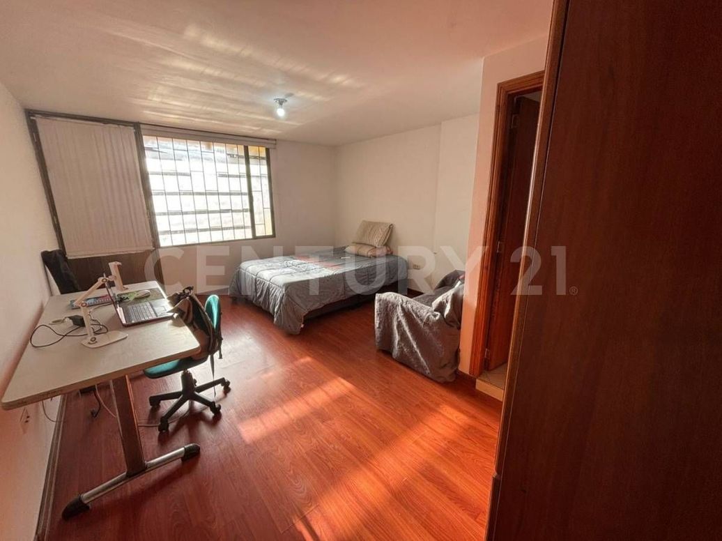 Casa de 5 alcobas en venta en La Campiña, Bogotá, 216 m² · foto 9 de 17