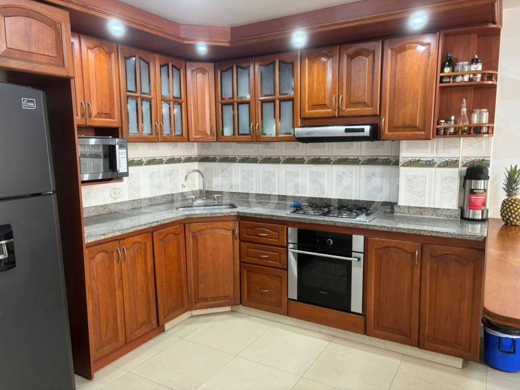 Casa de 5 alcobas en venta en La Campiña, Bogotá, 216 m² · foto 4 de 17