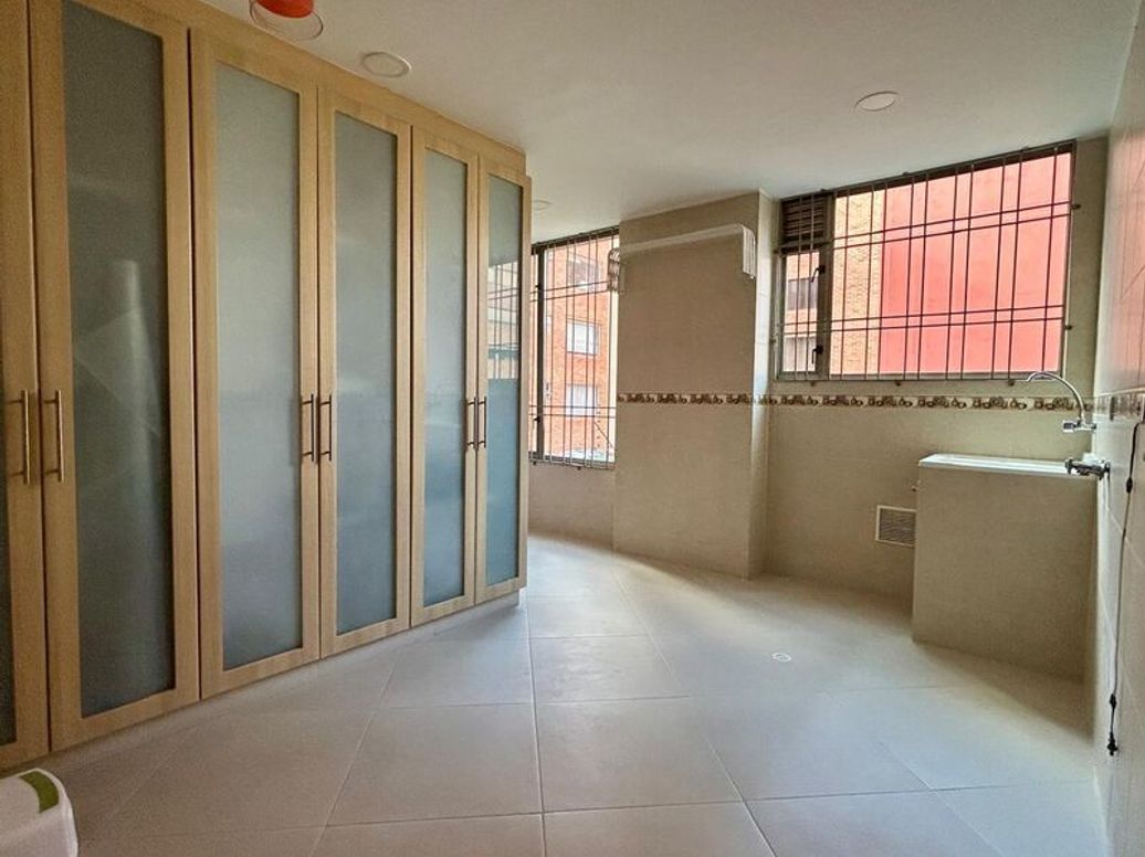 Apartamento de 3 alcobas en venta en La Carolina, Bogotá, 211 m² · foto 9 de 20