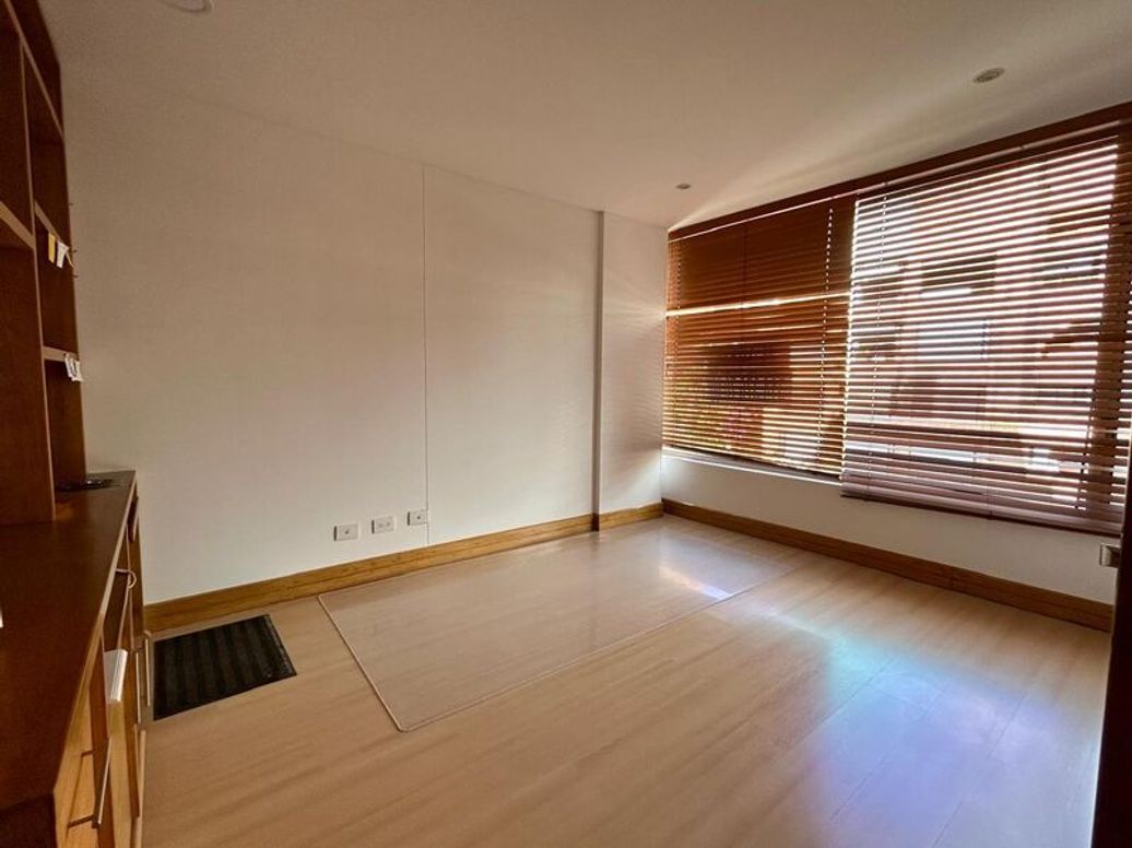 Apartamento de 3 alcobas en venta en La Carolina, Bogotá, 211 m² · foto 5 de 20