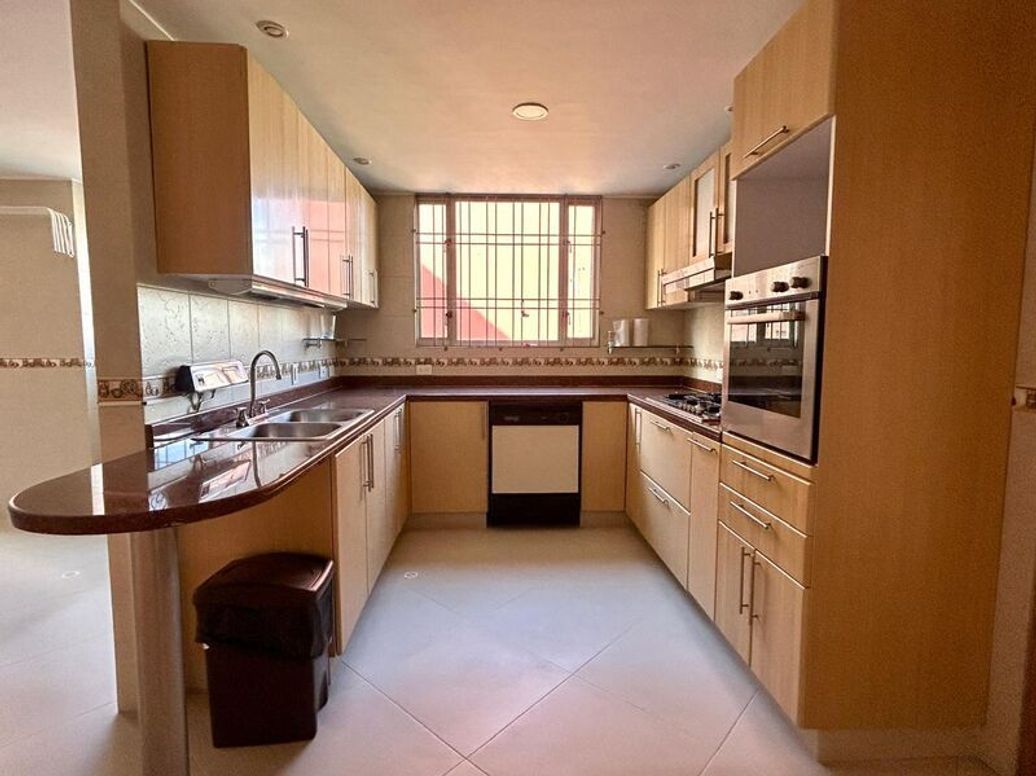 Apartamento de 3 alcobas en venta en La Carolina, Bogotá, 211 m² · foto 8 de 20