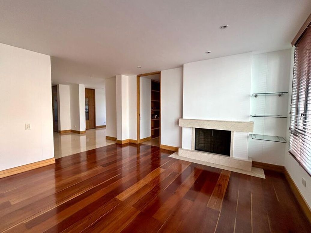 Apartamento de 3 alcobas en venta en La Carolina, Bogotá, 211 m² · foto 2 de 20