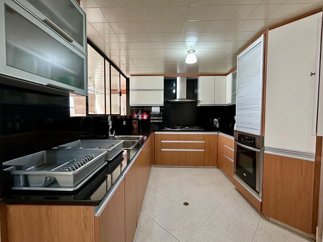 Apartamento de 3 alcobas en venta en Santa Barbara Occidental, Bogotá, 245 m² · foto 8 de 20