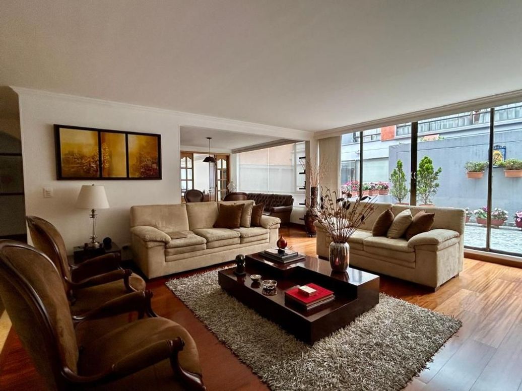 Apartamento de 3 alcobas en venta en Santa Barbara Occidental, Bogotá, 245 m² · foto 2 de 20