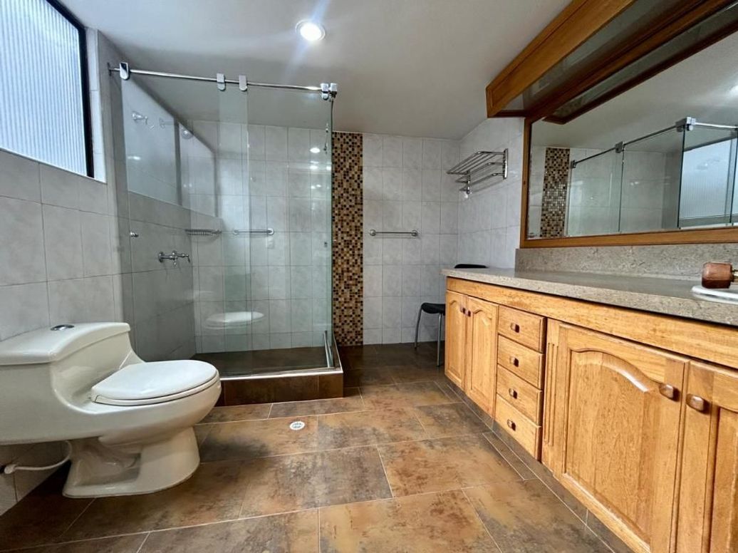 Apartamento de 3 alcobas en venta en Santa Barbara Occidental, Bogotá, 245 m² · foto 19 de 20
