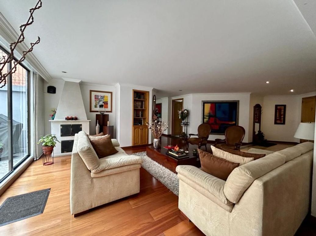 Apartamento de 3 alcobas en venta en Santa Barbara Occidental, Bogotá, 245 m² · foto 3 de 20