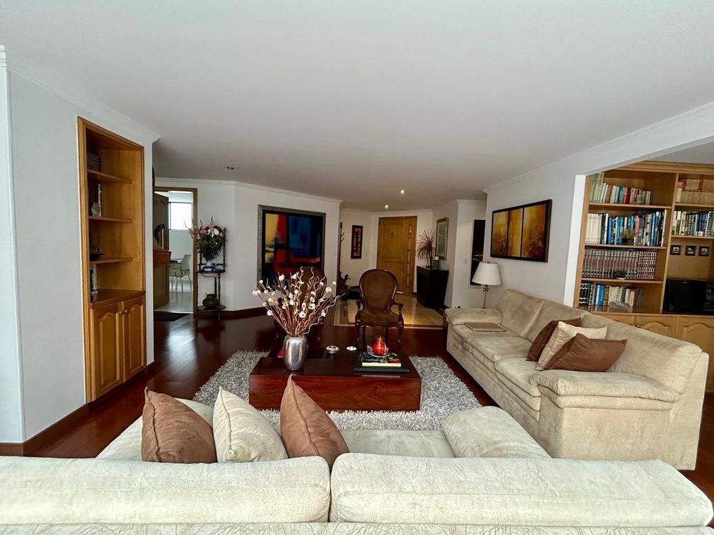Apartamento de 3 alcobas en venta en Santa Barbara Occidental, Bogotá, 245 m² · foto 4 de 20