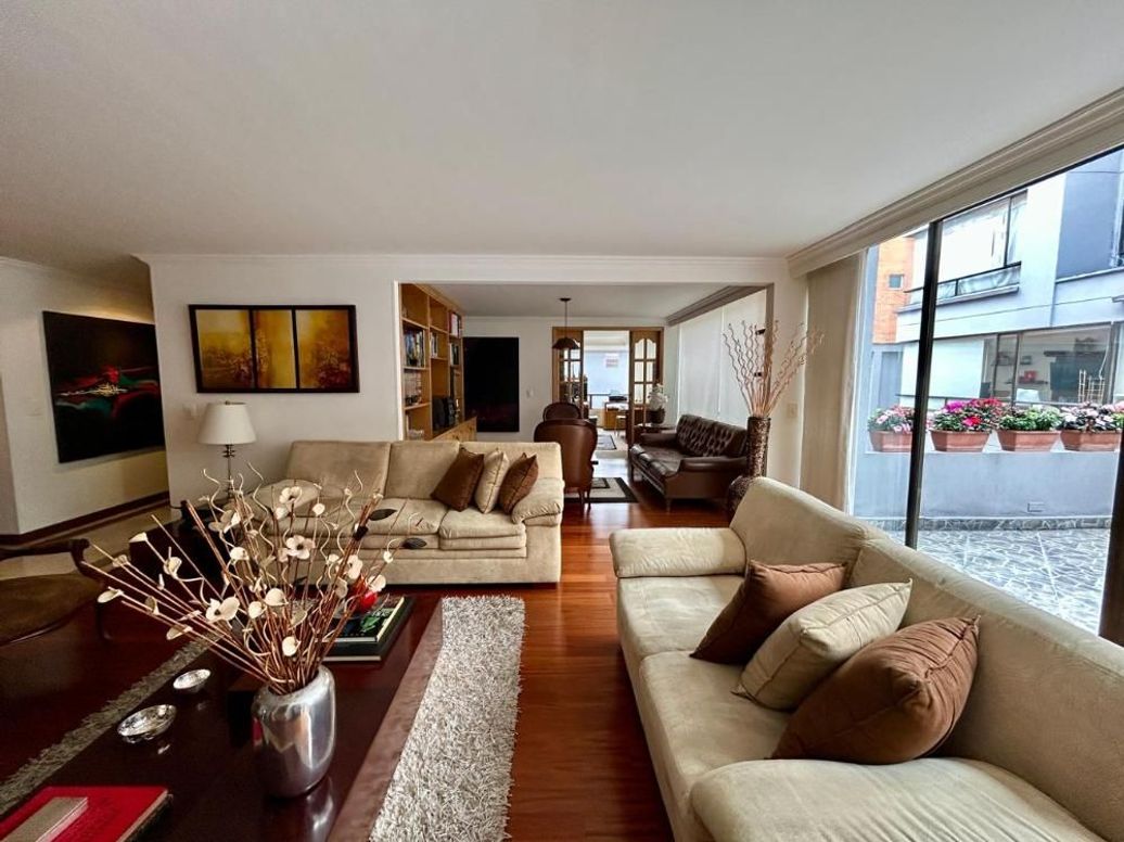 Apartamento de 3 alcobas en venta en Santa Barbara Occidental, Bogotá, 245 m² · foto 5 de 20