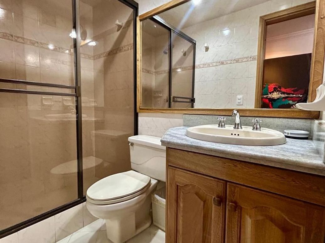 Apartamento de 3 alcobas en venta en Santa Barbara Occidental, Bogotá, 245 m² · foto 14 de 20