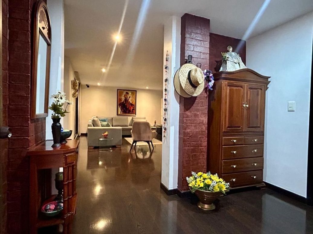 Casa de 3 alcobas en venta en Santa Bibiana, Bogotá, 289 m² · foto 3 de 20