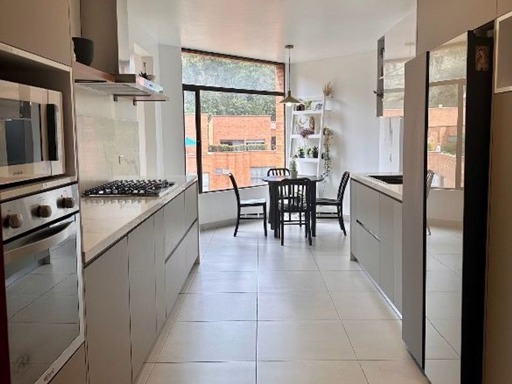 Apartamento de 4 alcobas en venta en Los Alpes, Bogotá, 252 m² · foto 2 de 20