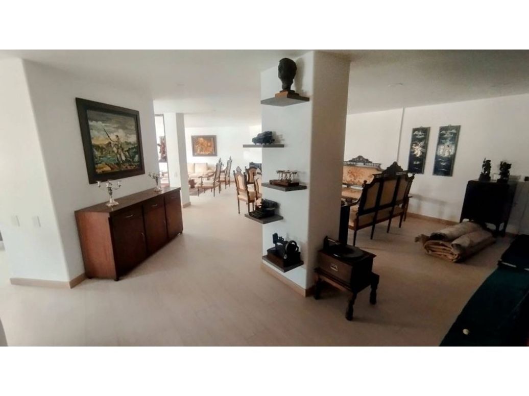 Apartamento de 4 alcobas en venta en Santa Barbara Central, Bogotá, 257 m² · foto 2 de 14
