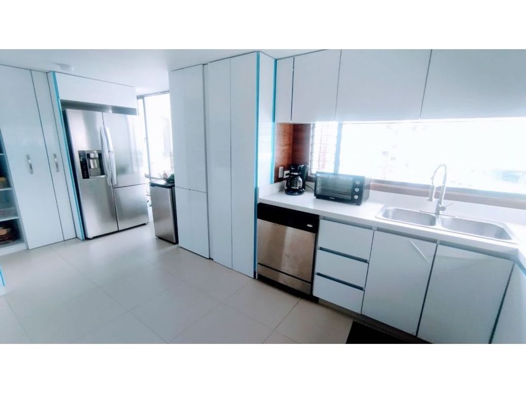 Apartamento de 4 alcobas en venta en Santa Barbara Central, Bogotá, 257 m² · foto 4 de 14