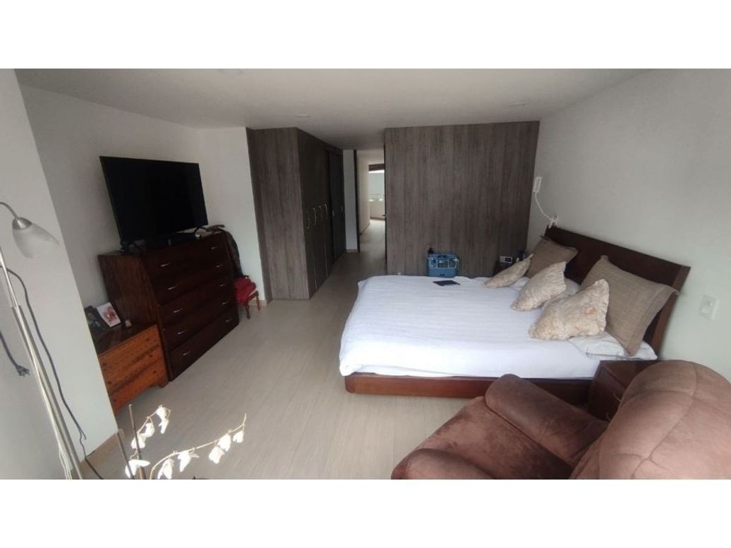Apartamento de 4 alcobas en venta en Santa Barbara Central, Bogotá, 257 m² · foto 6 de 14