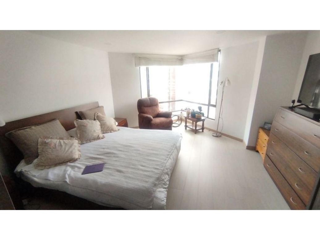 Apartamento de 4 alcobas en venta en Santa Barbara Central, Bogotá, 257 m² · foto 7 de 14