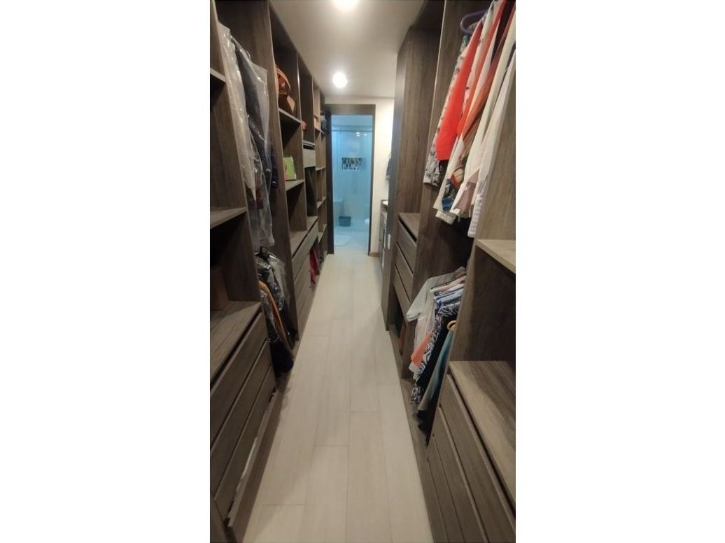 Apartamento de 4 alcobas en venta en Santa Barbara Central, Bogotá, 257 m² · foto 11 de 14