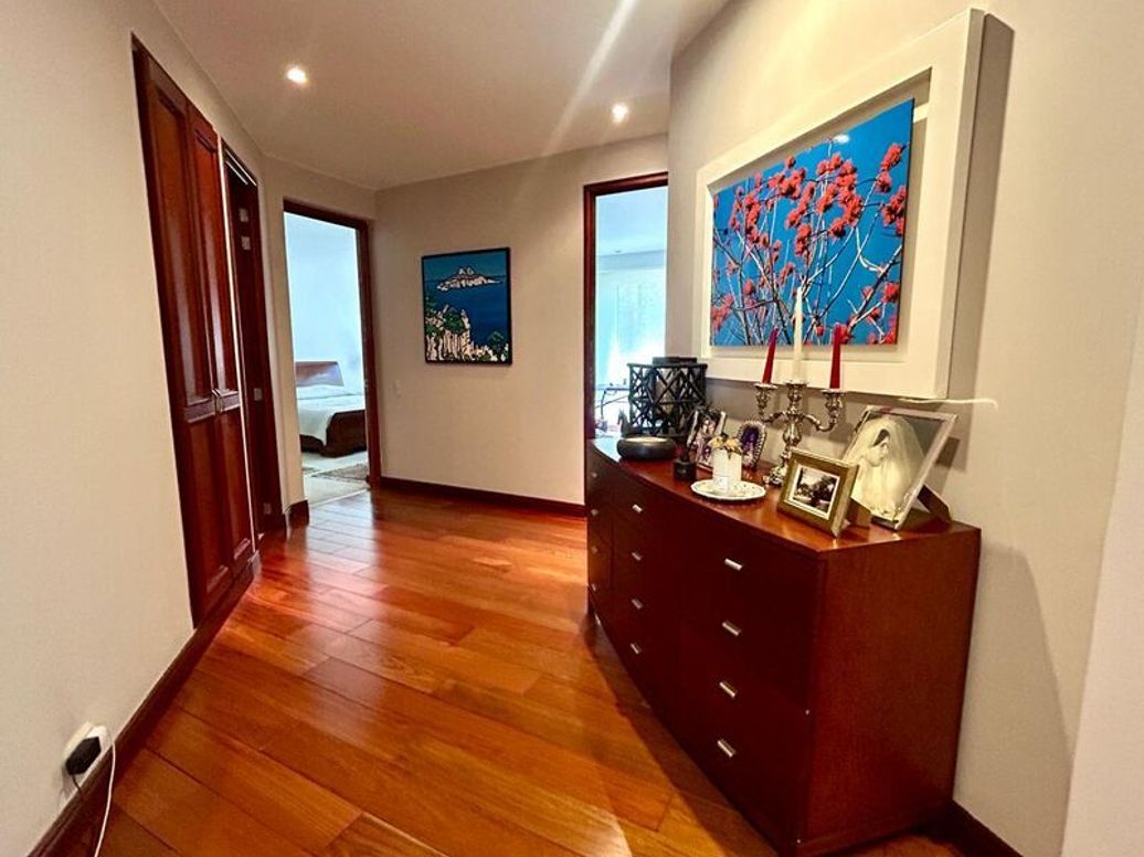Apartamento de 4 alcobas en venta en El Refugio, Bogotá, 356 m² · foto 17 de 20