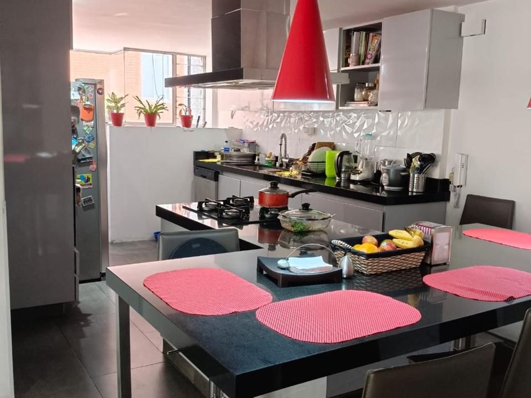 Apartamento de 3 alcobas en venta en El Refugio, Bogotá, 133 m² · foto 4 de 20