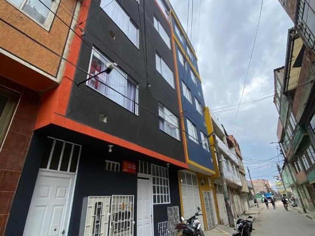 Casa de 6 alcobas en venta en Brasil, Bogotá, 360 m² · foto 2 de 12
