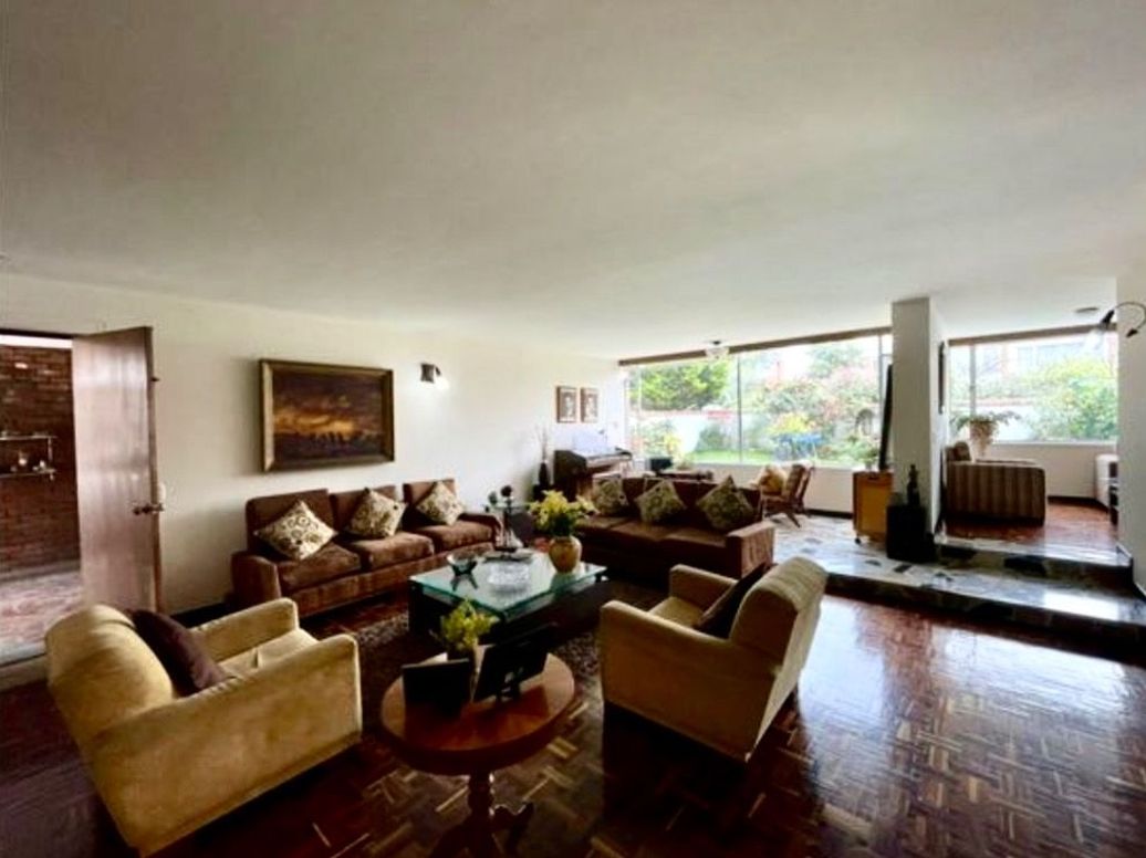Casa de 5 alcobas en venta en Niza, Bogotá, 296 m² · foto 2 de 15