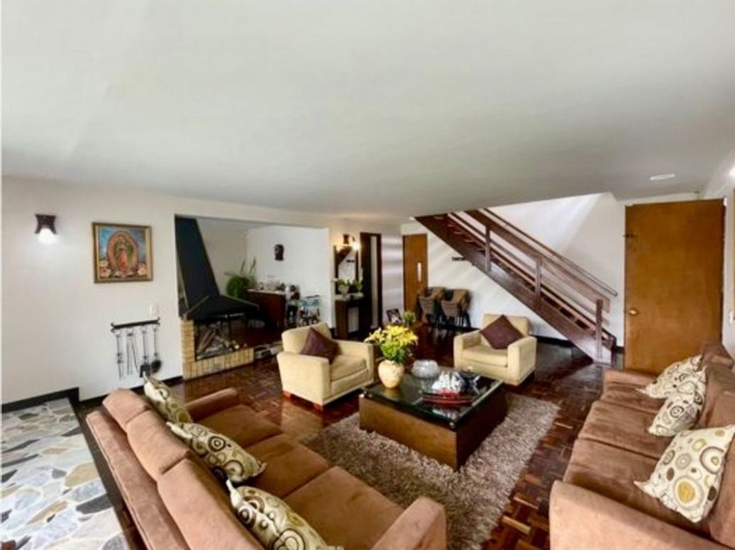 Casa de 5 alcobas en venta en Niza, Bogotá, 296 m² · foto 3 de 15