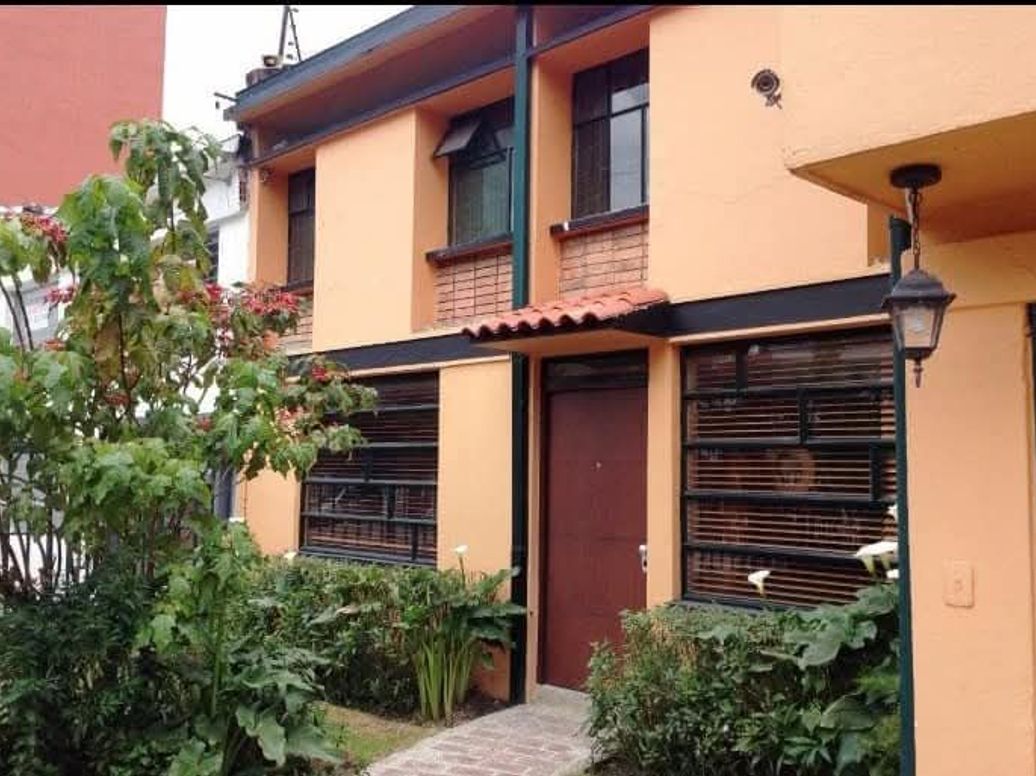 Casa de 5 alcobas en venta en Santa Barbara Oriental, Bogotá, 251 m² · foto 2 de 14