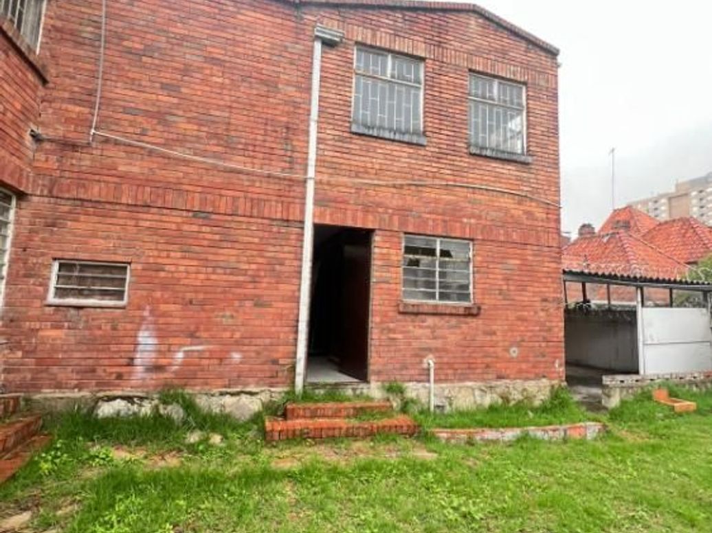 Casa de 6 alcobas en venta en Quinta Camacho, Bogotá, 256 m² · foto 2 de 13