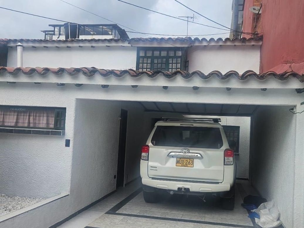 Casa de 3 alcobas en venta en Santa Barbara Central, Bogotá, 240 m² · foto 2 de 20