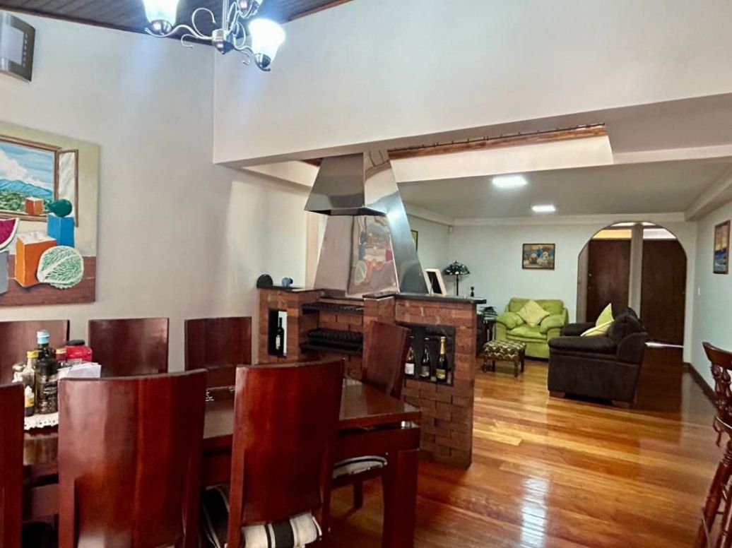 Casa de 6 alcobas en venta en Campin Occidental, Bogotá, 480 m² · foto 2 de 20