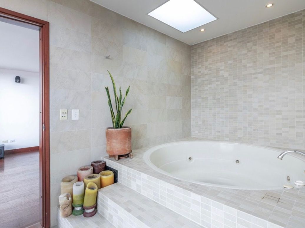 Apartamento de 5 alcobas en venta en Santa Barbara Oriental, Bogotá, 454 m² · foto 12 de 20